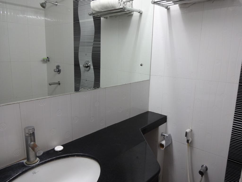 La Hospin Hotel Rajahmundry Room photo